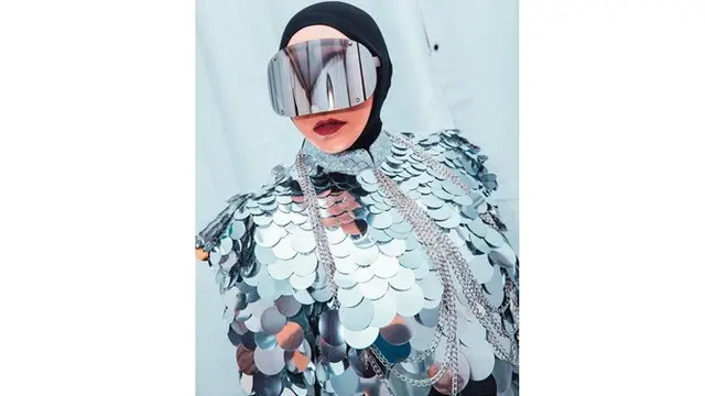 Fashion Item Melly Goeslaw dari Bahan Tak Biasa (sumber: Instagram.com/melly_goeslaw)
