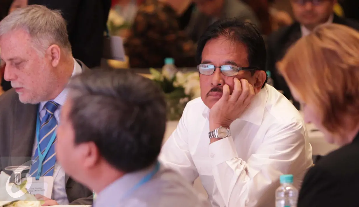 Menteri ATR, Sofyan Djalil menghadiri acara Responsible Business Forum on Food And Agriculutre, Jakarta, Rabu (15/3). Sofyan Djalil menjelaskan transformasi harus dipercepat karena akan mengangkat petani Indonesia lebih maju. (Liputan6.com/Angga Yuniar)