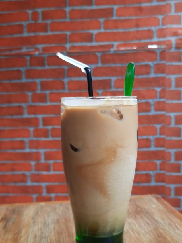 Minuman kopi rasa klepon di kedai kopi milik Saipul Jamil (Liputan6.com/ Hernowo Anggie)