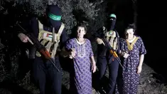 Yocheved Lifshitz (85, tengah) dan Nurit Cooper (79) dikawal oleh Hamas saat mereka dilepaskan ke Palang Merah di lokasi yang tidak diketahui, Senin (23/10/2023). (Al Qassam brigades via AP)