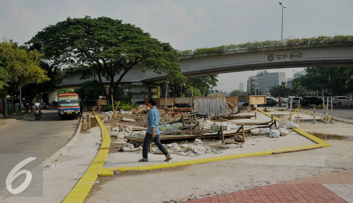 Jalur kuning di trotoar sebagai tanda untuk penyandang disabilitas, Tanah Abang, Jakarta, Senin (18/7). Pemprov DKI tengah berupaya membuat trotoar yang ramah bagi penyandang disabilitas. (Liputan6.com/Gempur M Surya)