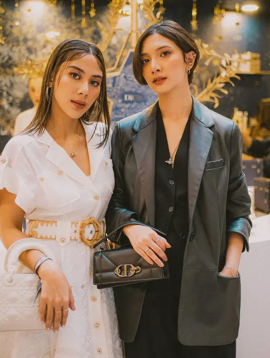 Blazer menjadi item fashion yang membuat Sheila Dara tampil misterius saat hadir di berbagai acara [instagram/sheiladaisha]