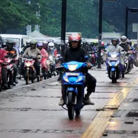 Pengendara motor yang naik trotoar di Jakarta 
