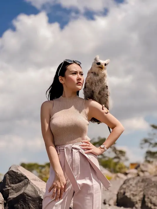 Dikenal sebagai sosok yang selalu stylish dan pandai menjaga penampilan, Sarah juga cukup berprestasi secara akademik. Sahabat Awkarin ini merupakan mahasiswi jurusan Ilmu Hukum di Universitas Indonesia. (Liputan6.com/IG/sarahgibson21)