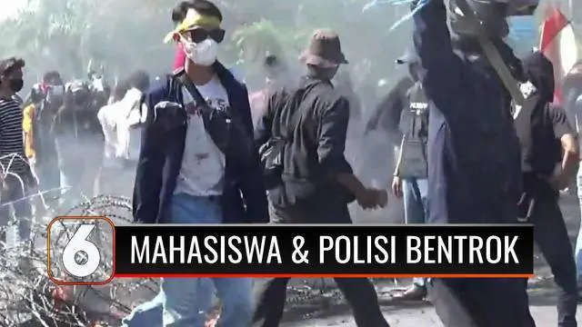 Mahasiswa dan polisi saling serang saat unjuk rasa memperingati 2 tahun tragedi September berdarah di Mapolda Sulawesi Tenggara. Mahasiswa menyerang polisi dengan batu dan dibalas polisi dengan menembakkan gas air mata.