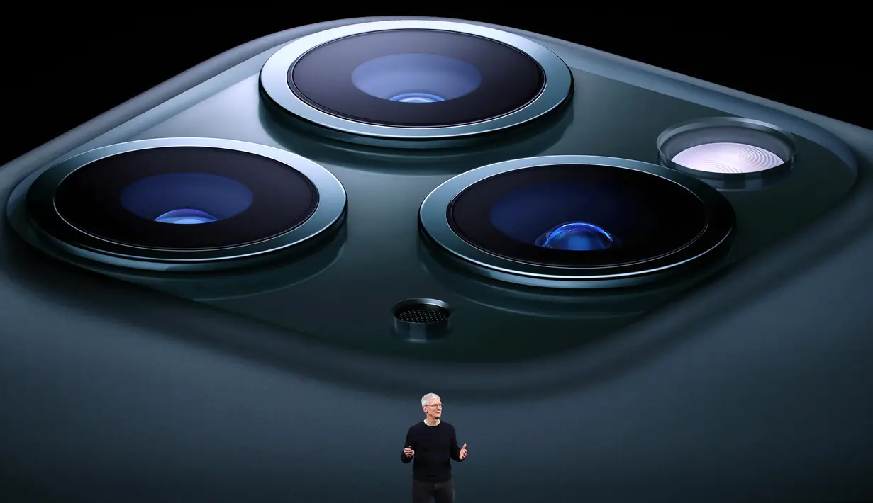 CEO Apple Tim Cook mengumumkan peluncuran iPhone 11 Pro di Steve Jobs Theatre, Cupertino, California, Amerika Serikat, Selasa (10/9/2019). Apple resmi merilis iPhone 11, iPhone 11 Pro, dan iPhone 11 Max Pro. (Justin Sullivan/Getty Images/AFP)