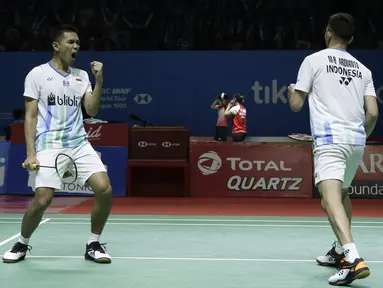 Ganda putra Indonesia, Fajar Alfian/Muhammad Rian Ardianto, merayakan kemenangan atas ganda China, Huang Kai Xiang/Liu Cheng, pada Blibli Indonesia Open 2019 di Istora Senayan, Jakarta, Rabu (17/7). Fajar/Rian menang 18-21, 21-14, 21-16. (Bola.com/Yoppy R