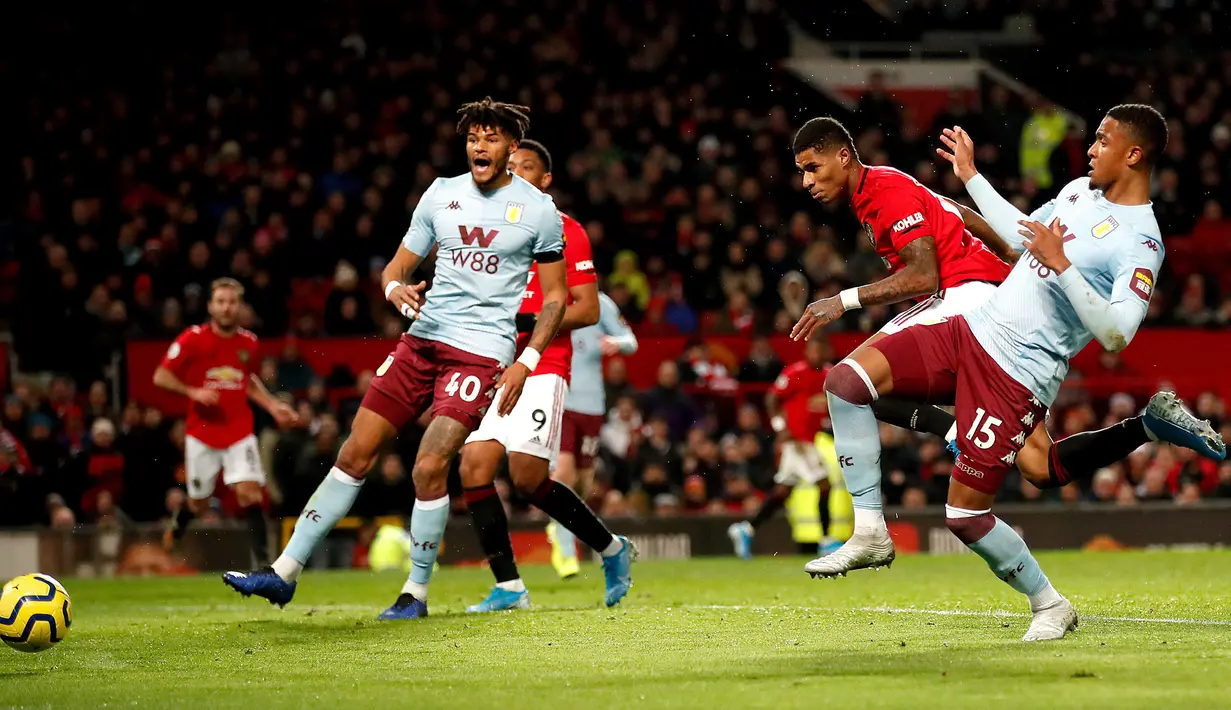 Pemain Manchester United Marcus Rashford (kedua kanan) mencetak gol ke gawang Aston Villa saat bertanding pada pertandingan Liga Inggris di Old Trafford, Manchester, Inggris, Minggu (1/12/2019).  Skor berakhir 2-2. (Martin Rickett/PA via AP)