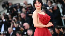 Aktris yang berperan sebagai Astrid Deetz dalam film ini, terlihat sangat sensasional dengan ansambel tipis yang menonjolkan bagian dada yang mengacak-acak, tali bahu yang tipis, dan desain backless. (Marco BERTORELLO / AFP)