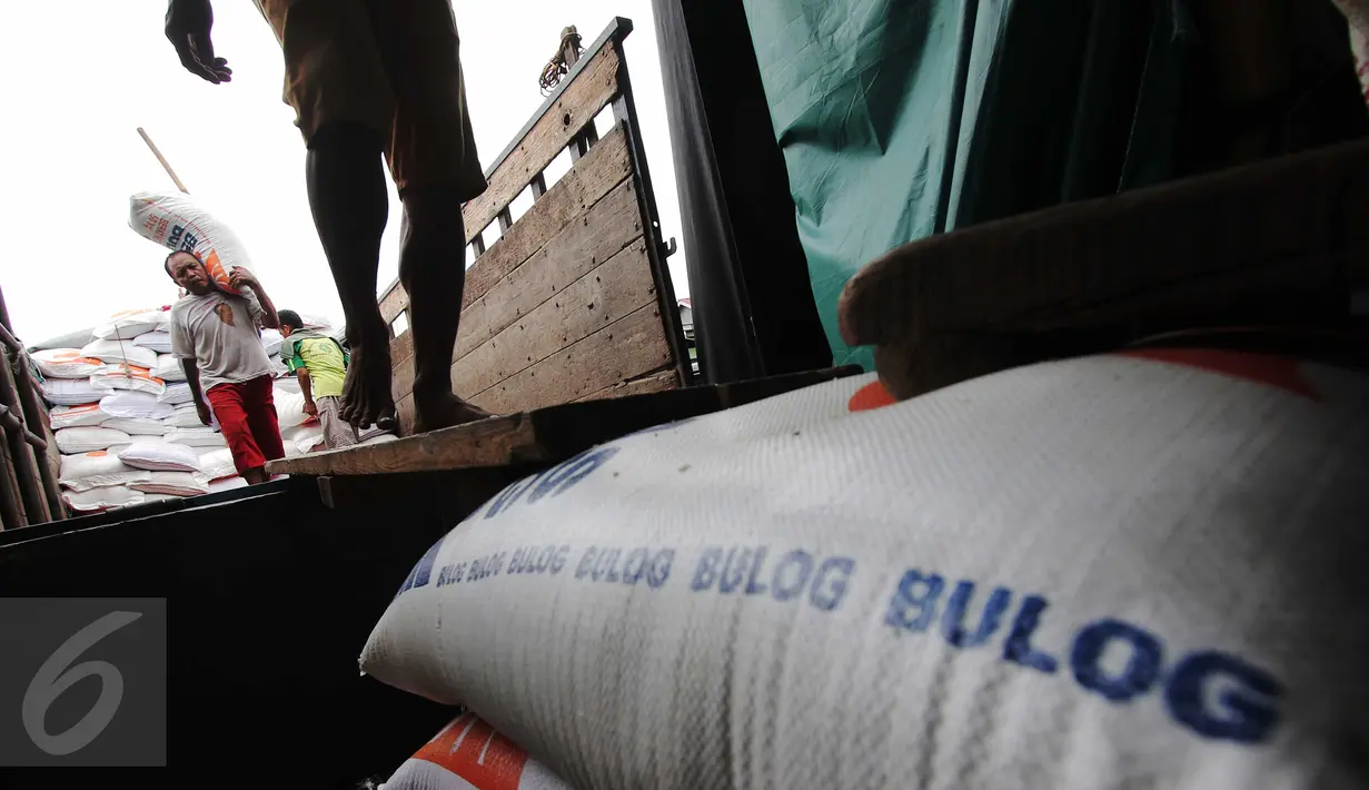 Pekerja menurunkan beras bulog di Pasar Induk Cipinang, Jakarta, (16/2). Harga beras pada pekan pertama Ferbuari rata-rata yaitu Rp13.344 per kilogram, dan pada pekan kedua berkisar Rp10.000 per kilogram. (Liputan6.com/Angga Yuniar)