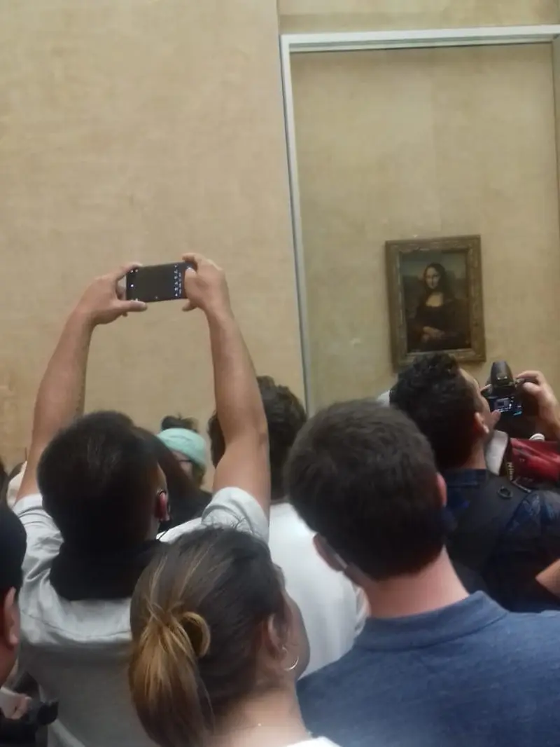 Orang-orang berebutan melihat lukisan Mona Lisa. (Liputan6.com/Ramdhania El Hida)