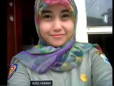 Pengguna media sosial kini ramai memperbincangkan Satuan Polisi Pamong Praja (Satpol PP) cantik bernama Nurul Habibah. (Facebook.com)