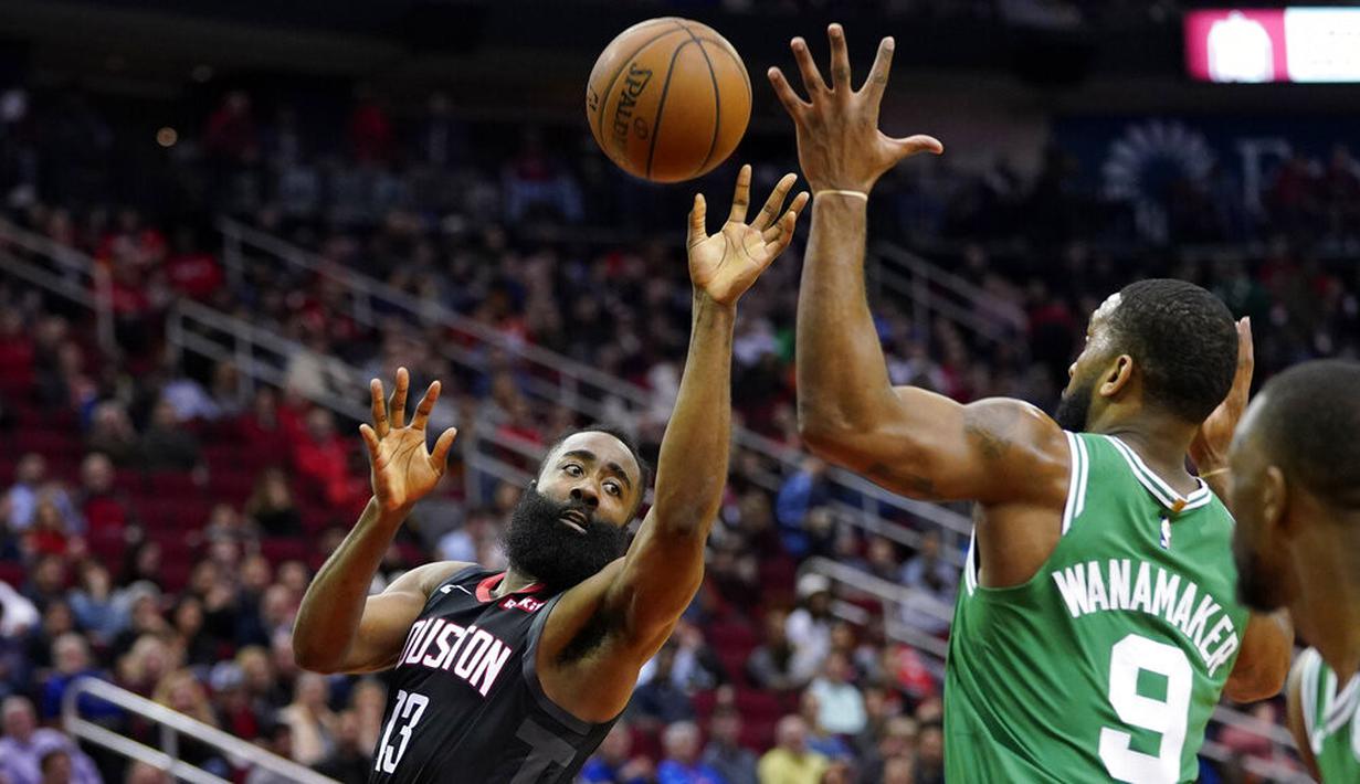 Pebasket Houston Rockets, James Harden, berebut bola dengan pebasket Boston Celtics, Brad Wanamaker, pada laga NBA Rabu (12/2/2020). Houston Rockets menang 116-105 atas Boston Celtics. (AP/David J. Phillip)