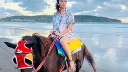 Beragam ekspresi dipamerkan Raya Kitty saat menikmati keindahan pantai. Dulu pakai behel, kini artis kelahiran 10 Februari 1994 ini makin cantik saat pamer senyum. Awet muda bak remaja 17 tahun, Raya Kitty terlihat belum dikaruniai anak. Padahal faktanya, artis kelahiran 10 Februari 1994 ini sudah dikaruniai anak yang berusia 3 tahun. (Liputan6.com/IG/@rayanurfitrird)