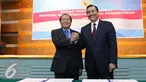 Menko Bidang Kemaritiman Luhut B. Pandjaitan (kanan) berjabat tangan dengan Rizal Ramli ketika mengikuti serah terima jabatan (sertijab) Menko Bidang Kemaritiman di Gedung BPPT, Jakarta, Kamis (28/7). (Liputan6.com/Angga Yuniar)