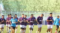 Pemain PSM Makassar menjalani latihan rutin. (Bola.com/Abdi Satria)