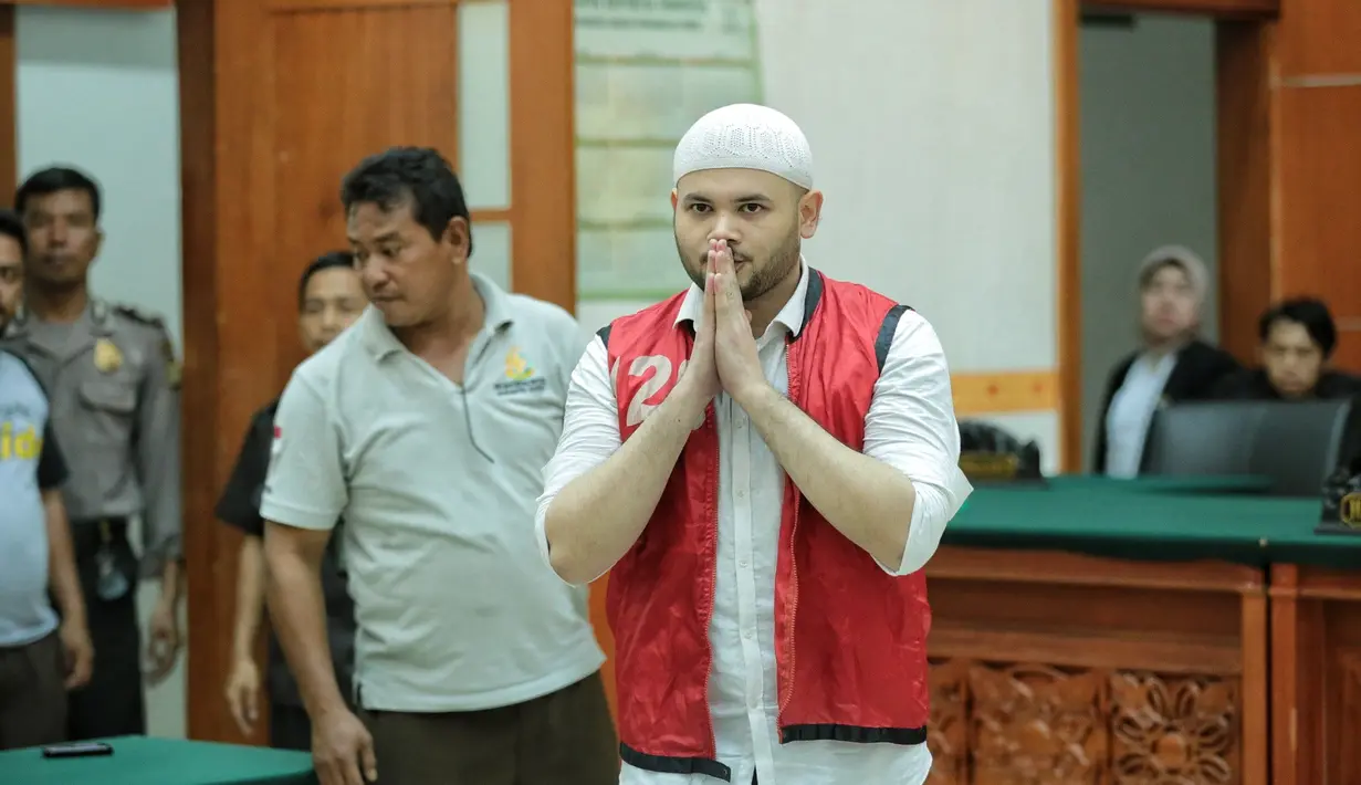 Kebahagiaan terlihat usai pembacaan vonis sidang kasus narkotika yang melibatkan Ridho Rhoma. Setelah melalui serangkaian panjang sejak Maret 2017 silam, akhirnya anak Rhoma Irama itu divonis 10 bulan penjara. (Adrian Putra/Bintang.com)