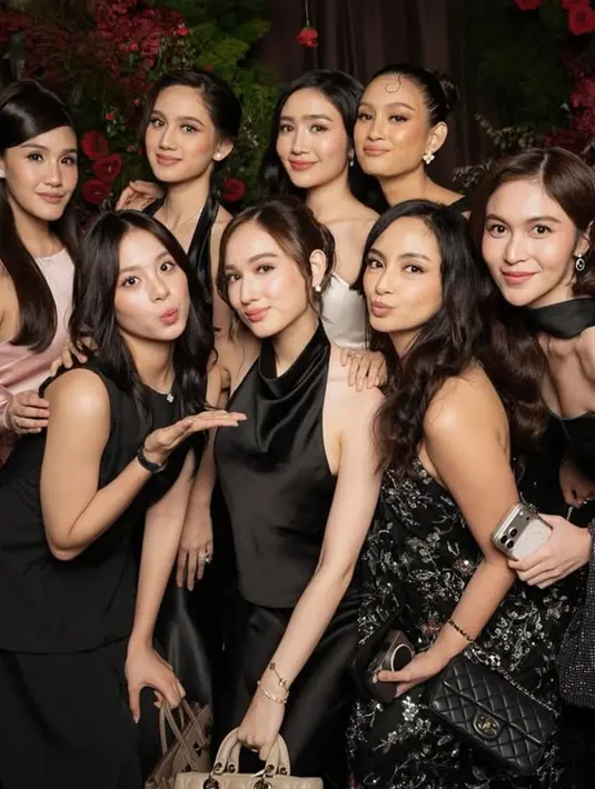 Sama seperti tamu lainnya, Laura tampil dengan dresscode warna hitam. Ia pun mengenakan long dress hitam satin sleeveless halterneck. [@its_lauramoane2]