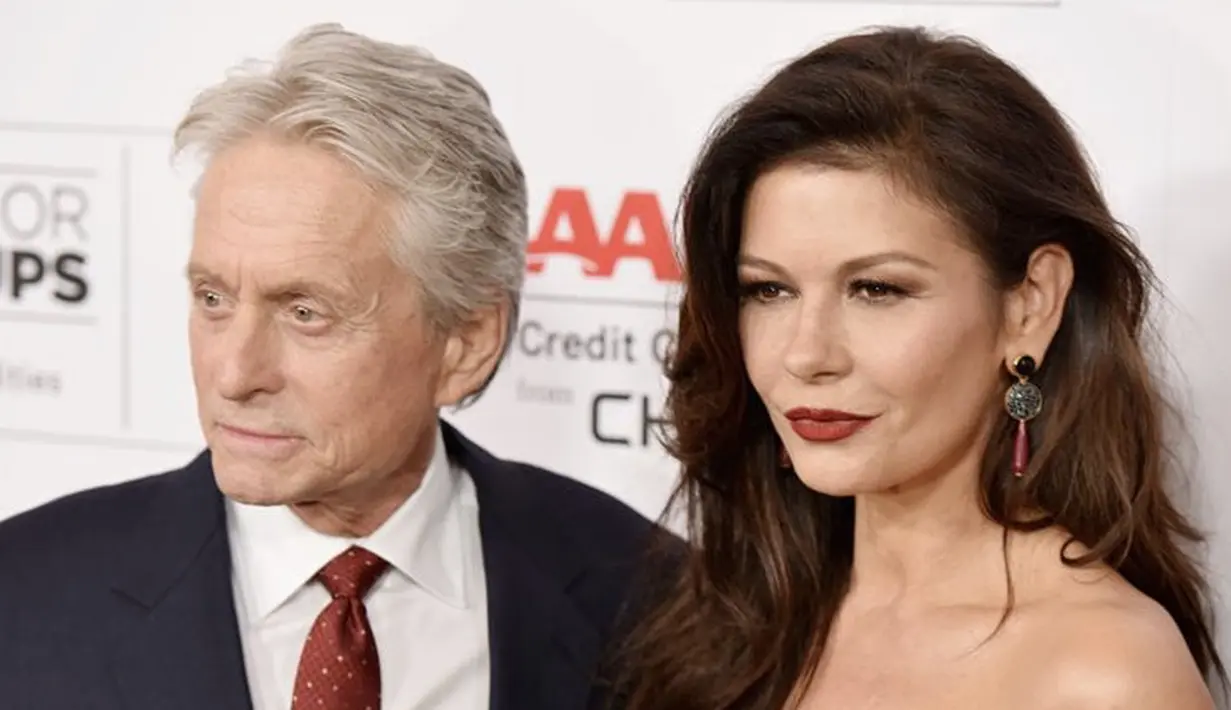Michael Douglas dam Catherine Zeta-Jones berbeda usia 25 tahun. Menikah pada November tahun 2000 keduanya sempat berpisah di tahun 2013 dan memutuskan untuk kembali lagi (Earl Gibson III/Getty Images/thisisinsider.com)