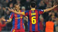 Selebrasi gol dari dua pemain Barcelona, Xavi (kanan) dan Dani Alves ketika mengalahkan Shakhtar Donetsk 5-1 dalam leg pertama perempat final Liga Champions di Nou Camp, 6 April 2011. AFP PHOTO/LLUIS GENE