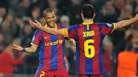 Selebrasi gol dari dua pemain Barcelona, Xavi (kanan) dan Dani Alves ketika mengalahkan Shakhtar Donetsk 5-1 dalam leg pertama perempat final Liga Champions di Nou Camp, 6 April 2011. AFP PHOTO/LLUIS GENE