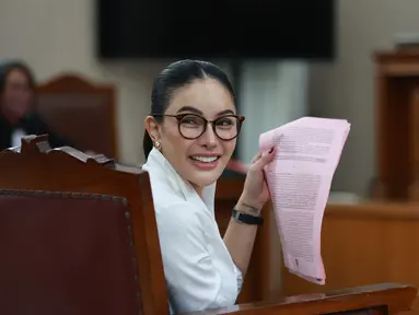 Artis Nikita Mirzani saat menjalani sidang perdana terkait kasus dugaan pemerasan dan pengancaman kepada pemilik sekaligus pengusaha produk perawatan kulit atau skincare dokter Reza Gladys di Pengadilan Negeri Jakarta Selatan, Selasa (24/6/2025). (Kapanlagi.com/Budy Santoso)