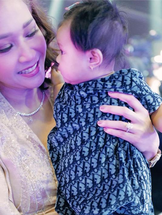 <p>Tak cuma Maia Estianty saja, Irwan Mussry juga memiliki nama sapaan sebagai kakek. "Maaf Ody (opa Daddy) lagi nggak ada," kata Maia. (Foto: Instagram/ maiaestiantyreal)</p>