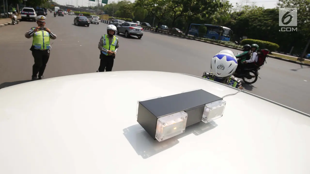 Polisi Tilang Kendaraan Pribadi yang Pasang Rotator