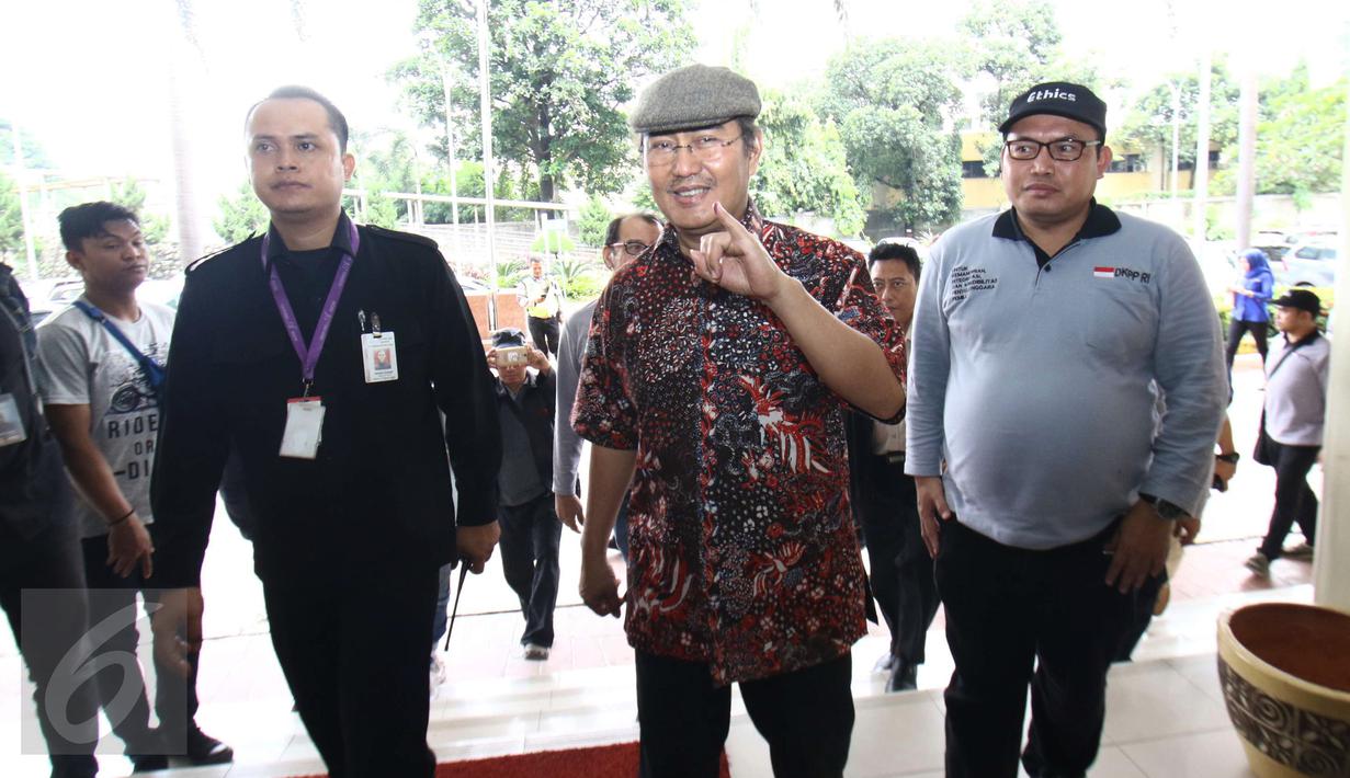 Ketua DKPP RI, Jimly Asshiddiqie menunjukkan tinta pemilihan Pilkada DKI 2017 sebelum masuk memantau TPS 15 di Rumah Sakit Cipto Mangunkusumo (RSCM) Jakarta Pusat, Rabu (15/2). (Liputan6.com/Helmi Afandi)