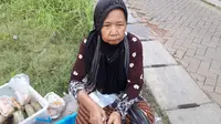 Tampi, pedagang jamu gendong yang berkeliling menjajakan jamunya (Liputan6.com/Komarudin)