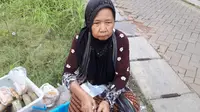 Selain Jual Jamu, Perempuan Ini Jadi Petugas Kebersihan Taman