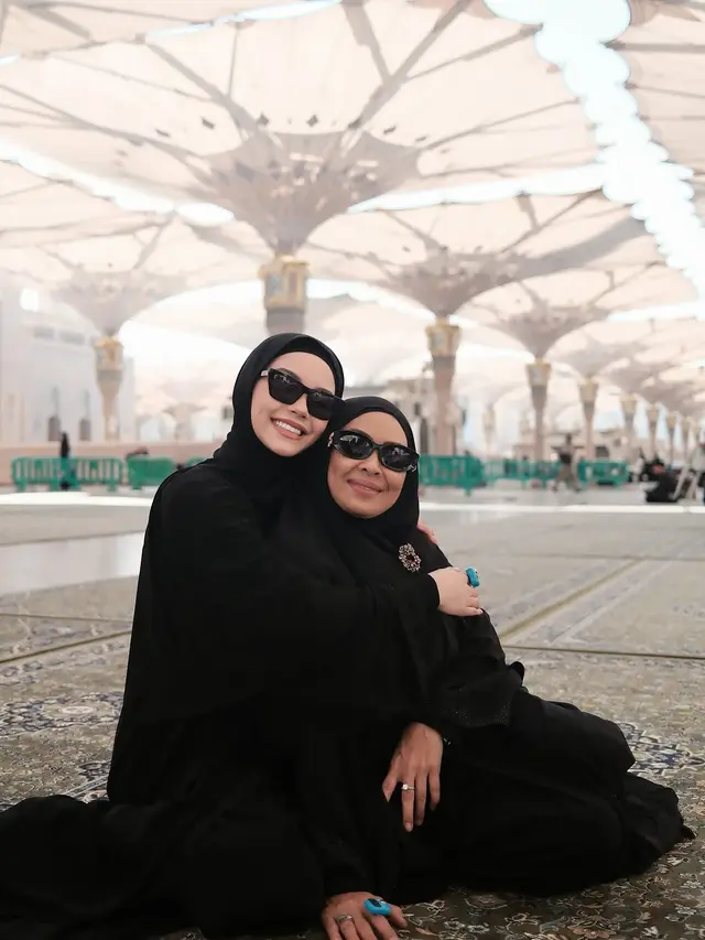 6 Potret Alyssa Daguise dan Risa Dewi Sang Ibunda, Bahagia Jalani Umrah Bareng