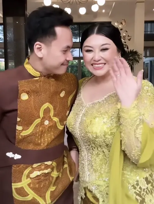 Untuk makeup, Clarissa mengaplikasikan riasan flawless dengan lipstik nudenya. Wajahnya pun dipoles oleh MUA Franky Wu.   [@imagenic]