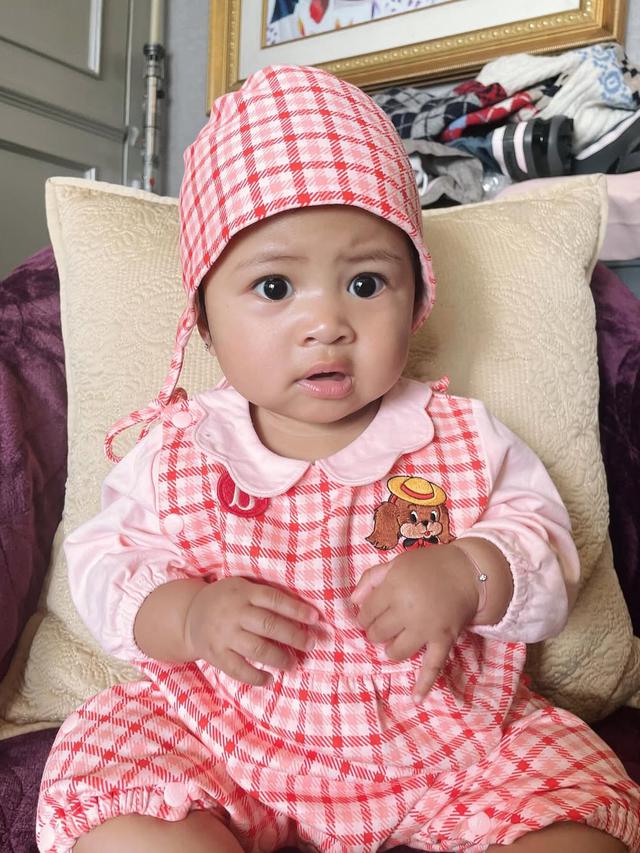 Potret gemas Lily pakai baju kotak-kotak (credit: instagram/raffinagita1717)