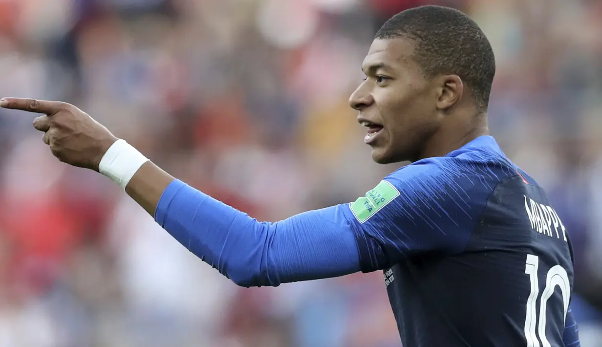 Striker Prancis, Kylian Mbappe, merayakan gol ke gawang Peru pada laga grup C Piala Dunia di Yekaterinburg Arena, Yekaterinburg, Kamis (21/6/2018). Dirinya menjadi pencetak gol termuda Prancis di turnamen bergengsi. (AP/David Vincent)