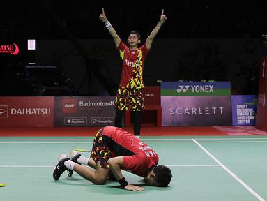 Pasangan ganda putra senior, Fajar Alfian/Muhammad Rian Ardianto sukses mengunci gelar juara di Daihatsu Indonesia Masters 2022 usai menumbangkan pasangan muda asal Cina yang merangkak dari babak kualifikasi, Liang Wei Keng/Wang Chang dengan dua game langsung 21-10, 21-17. Kunci kemenangan Fajar/Rian tak lain adalah kematangannya sebagai pemain senior yang kaya pengalaman. (Bola.com/Ikhwan Yanuar)