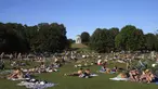 Orang-orang menikmati cuaca musim panas di Taman Englischer Garten, Munich, Jerman, 3 Agustus 2022. (AP Photo/Matthias Schrader)