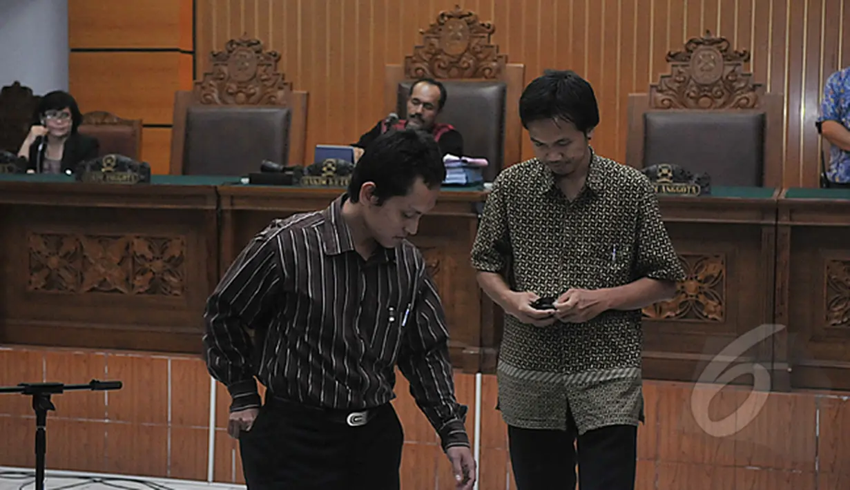 Sidang lanjutan praperadilan Komjen Pol Budi Gunawan menghadirkan tiga saksi fakta. Dua Pegawai KPK Dimas Adiputra (kiri) dan Wahyu Dwi Raharjo saat menjadi saksi fakta di Pengadilan Negeri Jakarta Selatan, Jumat, (13/02/2015). (Liputan6.com/Johan Tallo)