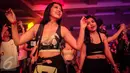 Pengunjung bergoyang mengikuti irama music DJ pada acara DWP 2016, di Kemayoran, Jakarta, Jumat. (09/12). Tiga panggung berbeda, yakni Garudha Land, Neon Jungle, dan Cosmic Station dipadati pengunjung. (Liputan6.com/Fery Pradolo)