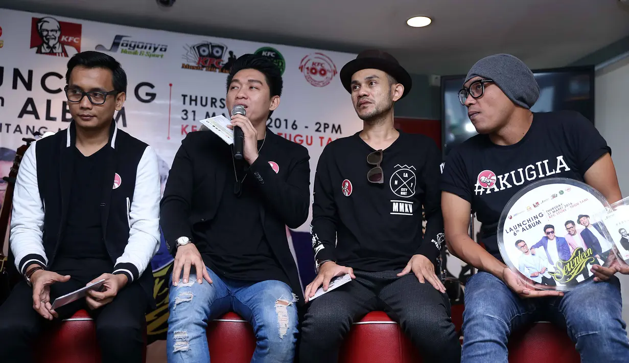 Keistimewaan dalam album barunya, Pantang Mundur, untuk pertama kalinya mereka membuat album dikawal musisi lain seperti Pay BIP, Tomo Widayat dan Tama Wicitra. (Nurwahyunan/Bintang.com)