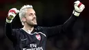 Arsenal goalkeeper Manuel Almunia celebrates after his team scored a second goal against FC Porto during the Champions League Group G match at The Emirates Stadium on September 30, 2008. AFP PHOTO/Adrian Dennis 