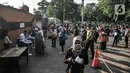 Suasana pemeriksaan Surat Tanda Registrasi Pekerja (STRP) di Stasiun Bekasi, Jawa Barat, Selasa (13/7/2021). Pemeriksaan STRP guna menekan mobilitas masyarakat dan memutus penyebaran virus Covid-19 di transportasi umum. (merdeka.com/Iqbal S. Nugroho)