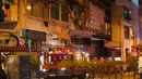 Petugas pemadam kebakaran dan polisi menyelidiki lokasi kebakaran di Hong Kong, China selatan (15/11/2020). Kebakaran yang terjadi sekitar pukul 20.00 waktu setempat di gedung apartemen di Canton Road, Jordan, itu berhasil dipadamkan sekitar dua jam kemudian. (Xinhua/Lui Siu Wai)