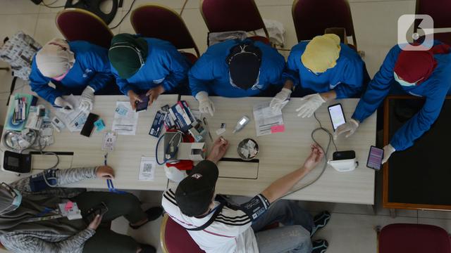 Warga DKI 18 Tahun ke Atas Jalani Vaksinasi COVID-19