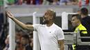 Gaya pelatih Manchester City, Pep Guardiola memberikan arahan kepada anak asuhnya saat melawan Manchester United pada laga International Champions Club di NRG Stadium, Houston, (20/7/2017). (AP/David J. Phillip)