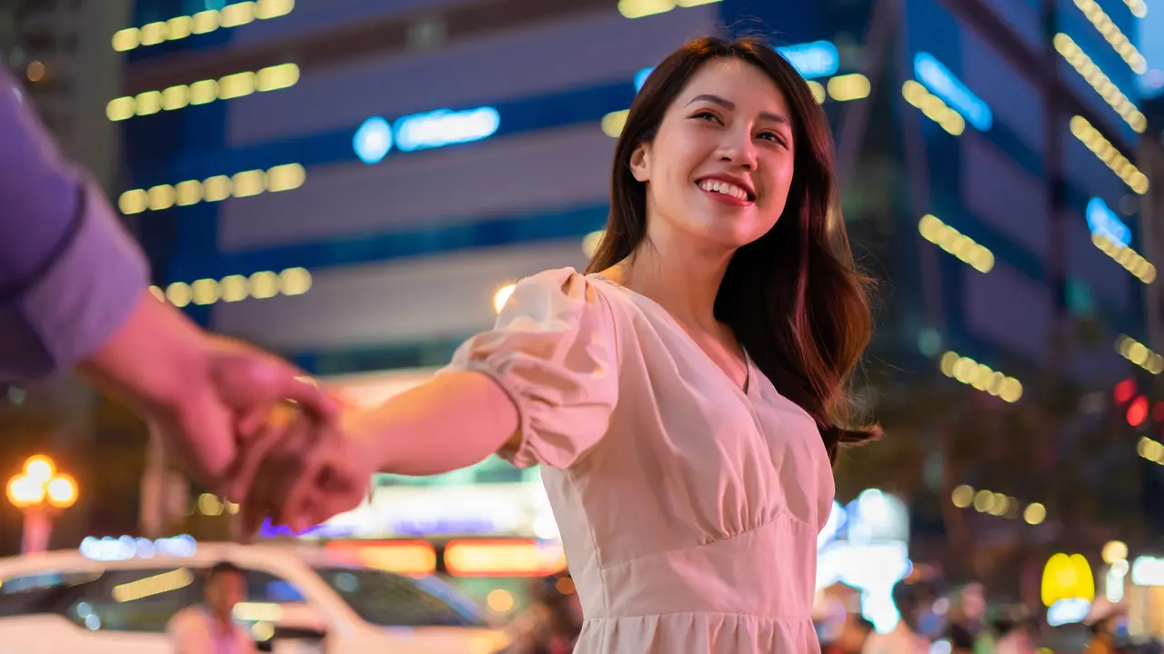 perempuan dan pasangan pegangan tangan