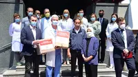 Jokowi dan Ibu Negara Iriana menyerahkan bantuan kemanusiaan berupa obat-obatan kepada Pusat Ilmiah dan Bedah Endokrin, Transplantasi Organ dan Jaringan Endokrin Ukraina di Kota Kyiv.