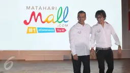(Ki-Ka) Chairman Mataharimall.com Emirsyah Satar, dan CEO Mataharimall.com Hadi Wenas saat acara peluncuran situs e-commerce MatahariMall.com di Jakarta, Rabu (9/9/2015). (Liputan6.com/Angga Yuniar)