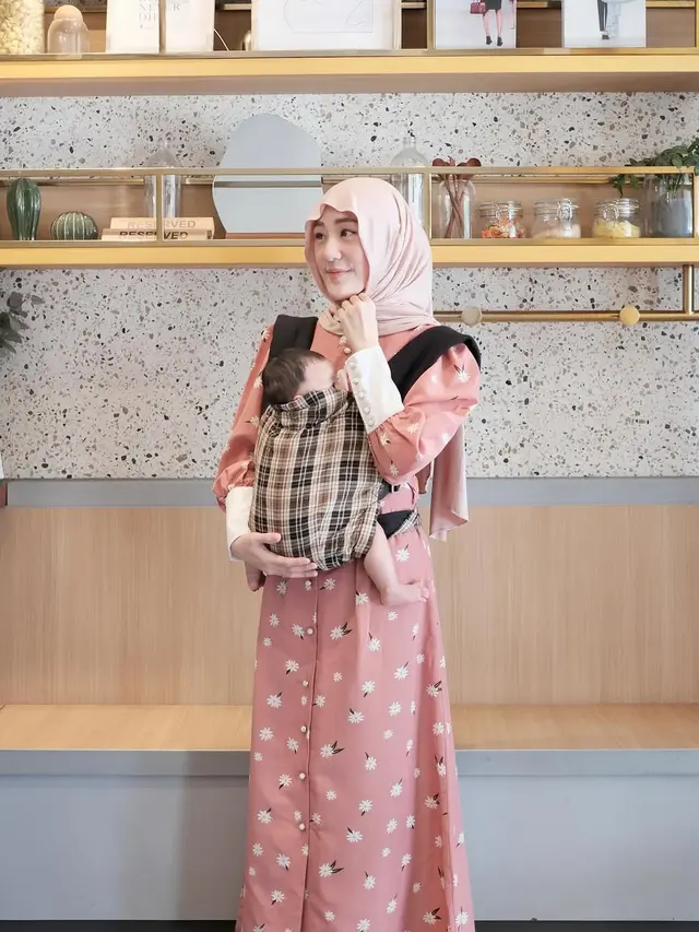 6 Gaya Outfit Larissa Chou saat Momong Anak Kedua, Tetap Modis dan Anggun