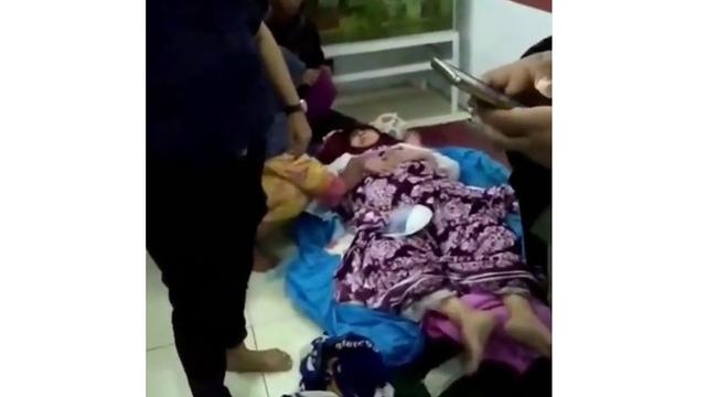 Bikin Haru, Ini 6 Momen Rano Karno Bantu Evakuasi Mak Nyak saat Banjir Jakarta